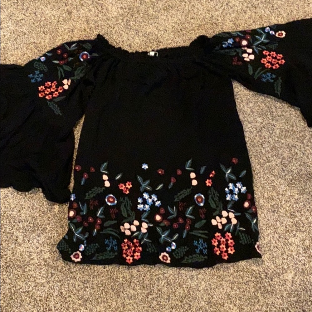 Tunic with floral detail and flare sleeve